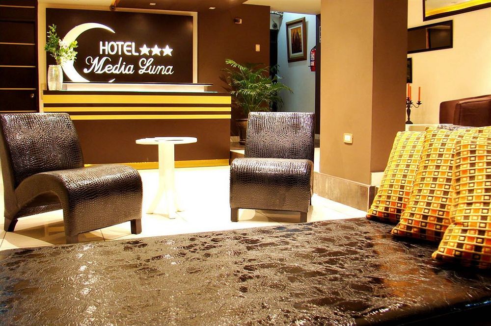 Hostal Media Luna ตรูคีโย ภายนอก รูปภาพ